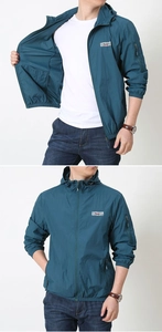 Détail de la veste d'extérieur bleu foncé pour homme avec capuche et poche zippée