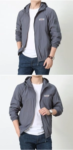 Détail de la veste de protection solaire gris foncé pour hommes avec logo et capuche