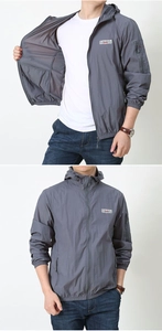 Détail de la veste de protection solaire grise pour homme avec imprimé et poche sur la manche