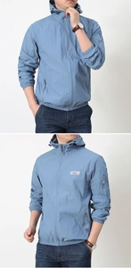 Vue détaillée d'une veste de protection solaire bleue légère avec imprimé extérieur