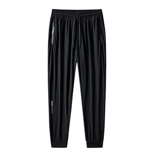 Atmungsaktive Herren-Sporthose aus Eisseide in Schwarz mit Kordelzug und Reißverschluss