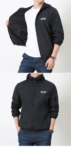 Détails de la veste de protection solaire noire avec imprimé extérieur et poche sur manche