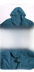 Détails du col à capuche, logo imprimé et cordon de serrage réglable sur la veste