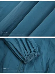 Texture détaillée du tissu et poignet élastique de la veste de protection solaire bleue