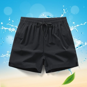 Schnelltrocknende schwarze Badeshorts mit elastischem Kordelzug und Seitenschlitzen
