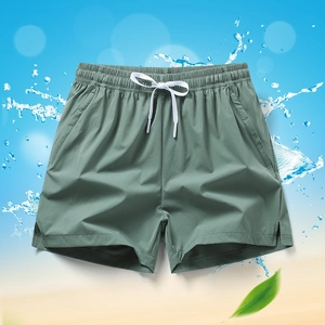 Detail der olivgrünen Schnelltrocknende Shorts mit Gummizug und weißem Kordelzug-Design