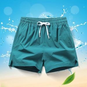 Detail der Herren-Badeshorts mit elastischem Bund und weißem Kordelzug für den Sommer