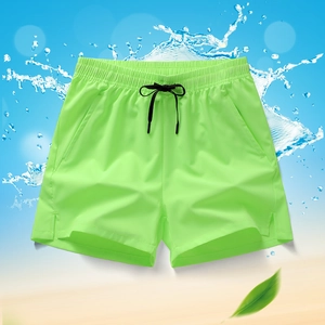 Detail der neongrünen Schnelltrockner-Shorts mit elastischem Bund und schwarzen Kordeln
