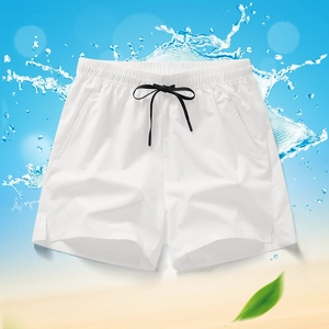 Detail der weißen schnelltrocknenden Sportshorts mit Kordelzug und seitlichem Schlitz