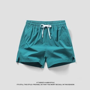 Dunkelgrüne schnell trocknende Herren-Sportshorts mit Gummizug und weißem Kordelzug
