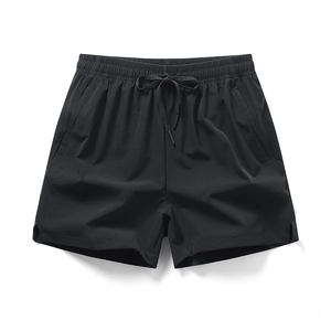 Herren Sport-Shorts in Schwarz, schnelltrocknend mit Kordelzug und geschlitztem Saum
