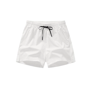 Weiße schnelltrocknende Sportshorts mit Kordelzug und seitlichen Schlitzen