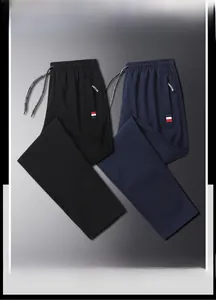 Dettaglio dei joggers casual da uomo con coulisse e bordo tricolore sulla tasca