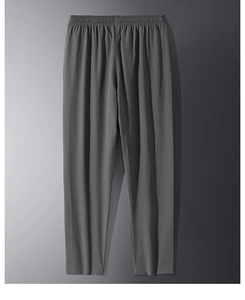 Dettaglio dei pantaloni sportivi grigi con comoda fascia elastica e tessuto liscio dritto