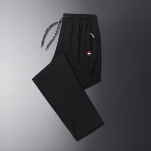 Pantaloni sportivi neri da uomo a gamba dritta con coulisse e dettaglio a righe