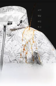 Gros plan du tissu imperméable de la veste camouflage montrant la résistance à l'eau