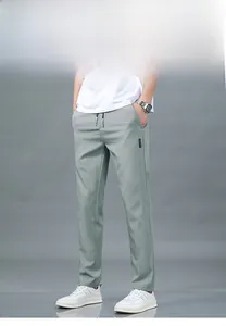 Vue détaillée du pantalon en soie glacée gris clair avec taille à cordon et tissu lisse