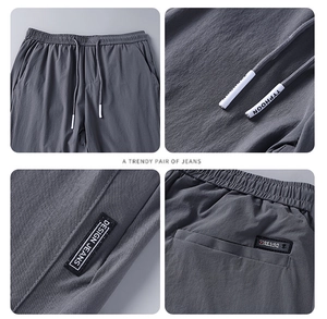 Détails du pantalon en soie glacée gris foncé avec taille élastique et étiquettes tendance
