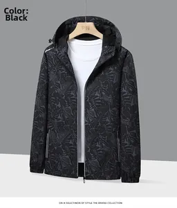 Détail de la veste à capuche coupe-vent avec motif camouflage de feuilles tropicales