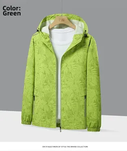 Détail de la veste camouflage verte légère avec motif tropical et capuche fixe