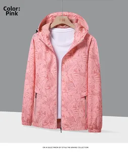 Détail du coupe-vent camouflage rose avec fermeture éclair et motif de feuilles