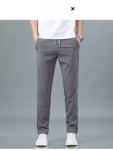 Détail de la taille élastique grise en soie glacée et logo sur pantalon décontracté