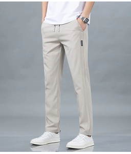 Vue détaillée du pantalon en soie glacée beige avec cordon et patch logo décoratif