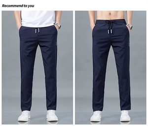 Détail du pantalon en soie glacée bleu marine avec taille élastique et cordons blancs