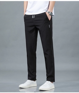 Vue détaillée du pantalon en soie glacée noire avec cordon de serrage et texture lisse