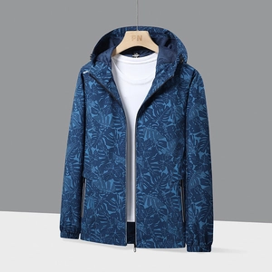 Coupe-vent bleu marine avec motif de feuilles tropicales, capuche et fermeture éclair