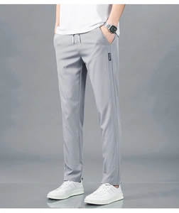 Détail du pantalon en soie glacée gris clair pour homme avec taille élastique à cordon