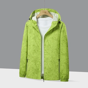 Coupe-vent imperméable vert néon avec imprimé feuilles de monstera et capuche