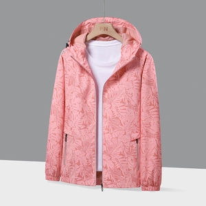 Coupe-vent rose pour femmes avec imprimés tropicaux et design à capuche réglable