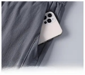 Vue détaillée du pantalon en soie glacée avec une poche latérale profonde et smartphone