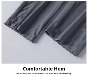 Détail de l'ourlet à double couture de qualité sur ce pantalon en soie glacée