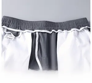 Détail de la taille élastique et des coutures fines sur le pantalon gris en soie glacée