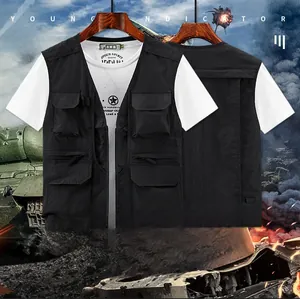 Vista anteriore e posteriore di un gilet utilitario nero con tasche multiple e ganci