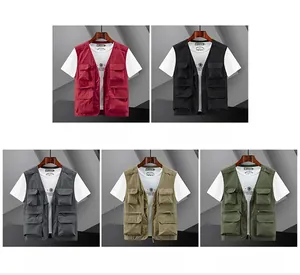Dettaglio del gilet multitasche da uomo disponibile in cinque colori diversi
