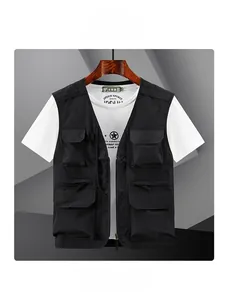 Dettaglio del gilet utility nero con tasche multiple e chiusura a cerniera