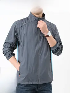 Détail du coupe-vent gris léger avec col montant et tissu de sport respirant et doux