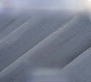 Vue macro du tissu de protection solaire gris foncé avec texture micro-maille