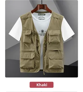 Dettaglio del gilet multitasche kaki con scollo a V e zip su una gruccia di legno