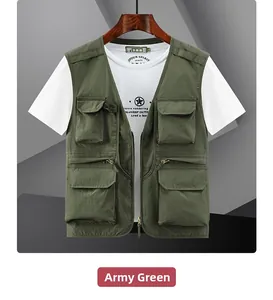 Dettaglio del gilet utility verde militare con design multitasche e zip tattiche