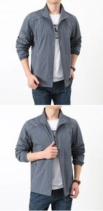 Détail d'une veste légère grise pour homme avec col montant et imprimé extérieur