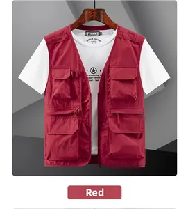 Dettaglio del gilet rosso multitasche in tessuto resistente con cerniere utili