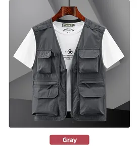 Dettaglio di un gilet cargo grigio da esterno con multitasche e design con scollo a V