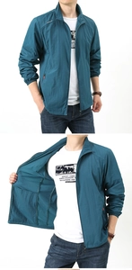 Détail de la poche intérieure et poignets coupe-vent sur veste légère de protection solaire