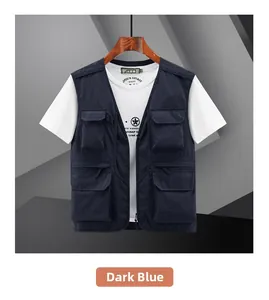 Dettaglio del gilet cargo blu scuro con multitasche funzionali e chiusura con zip frontale