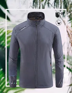 Dettaglio della giacca grigio-blu anti-UV con polsini elastici e funzionale collo alto