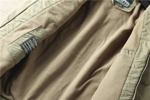 Detail van warme fleecevoering en interne zak op de outdoor jas voor heren